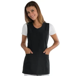 Casulla Isacco Malibú 013401, color Negro, vista frontal con modelo
