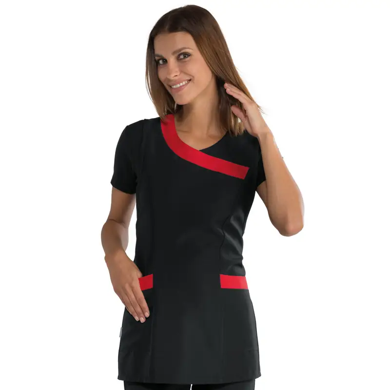 Casulla Isacco Malibú 013407 1 Casulla Isacco Malibú 013407, color Negro/Rojo, vista frontal con modelo