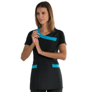 Casulla Isacco Malibú 013410, color Negro/Turquesa, vista frontal con modelo
