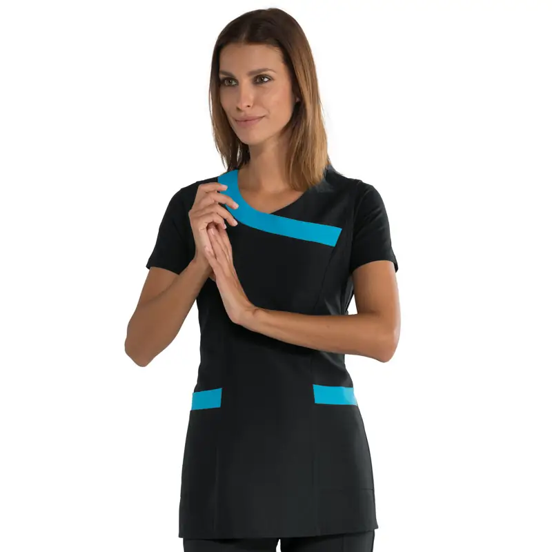 Casulla Isacco Malibú 013410 1 Casulla Isacco Malibú 013410, color Negro/Turquesa, vista frontal con modelo