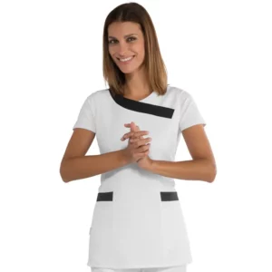 Casulla Isacco Malibú 013421, color Blanco/Negro, vista frontal con modelo