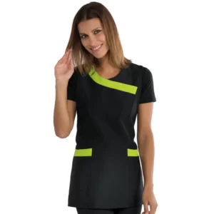 Casulla Isacco Malibú 013426, color Negro/Mela, vista frontal con modelo