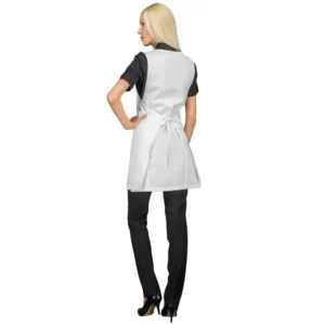 Casulla Isacco Papeete Long 013500, color Blanco, vista posterior con modelo