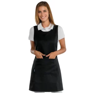 Casulla Isacco Papeete Long 013501, color Negro, vista frontal con modelo