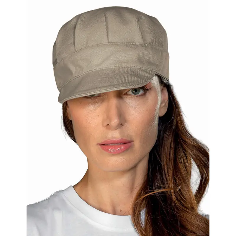 Gorra Isacco Sam 072086 1 Gorra Isacco Sam 072086, Stone sabbia, vista con modelo