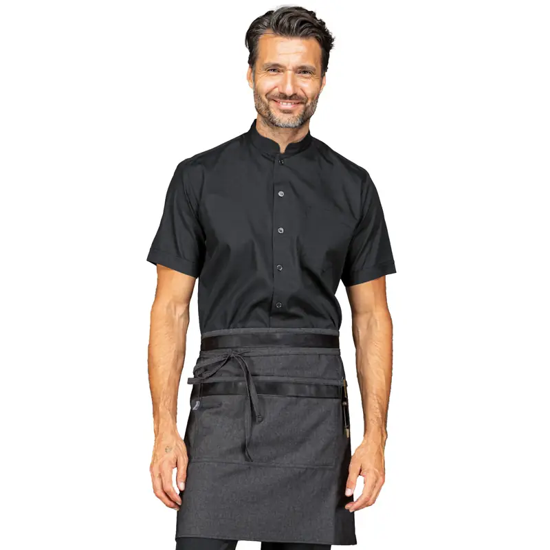 Delantal Isacco Leonida 085941 1 Delantal de cintura Isacco Leonida 085941, color Black jeans/Ecopiel negro, vista frontal con modelo