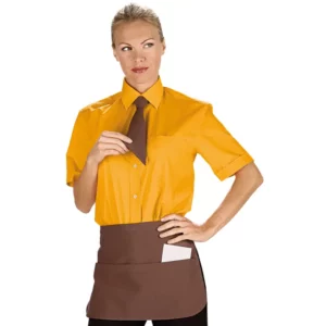 Delantal de cintura Isacco Pub 086717, color Cacao, vista frontal con modelo