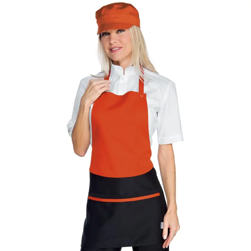 Delantal con peto Isacco Brooklyn 087611 1 Delantal con peto Isacco Brooklyn 087611, Colorado/Negro, vista con modelo
