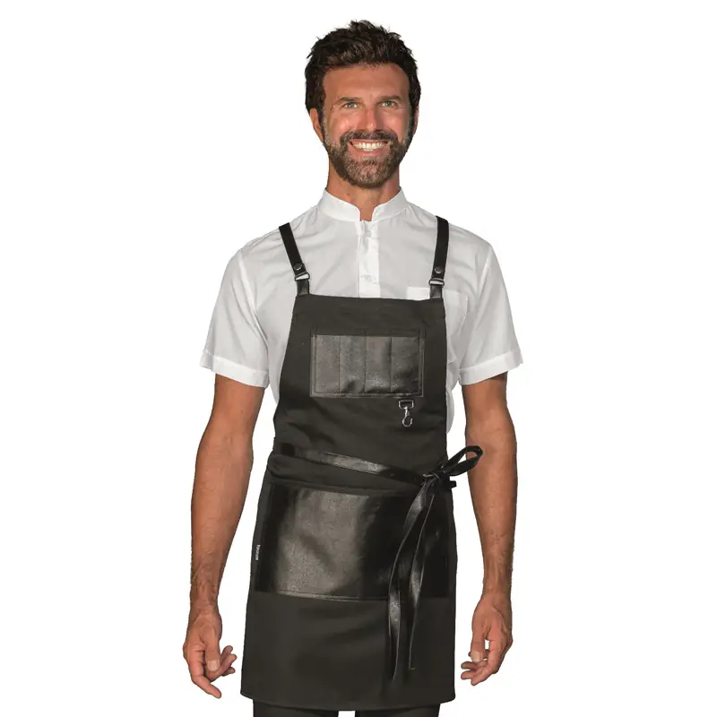 Delantal con peto Isacco Bristol Short 088901S 1 Delantal con peto Isacco Bristol Short 088901S, Negro/Ecopiel negro, vista frontal con modelo