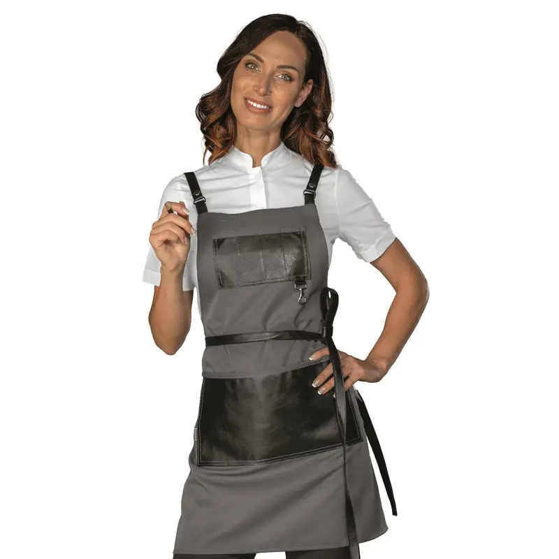 Delantal con peto Isacco Bristol Short 088912S 1 Delantal con peto Isacco Bristol Short 088912S, Gris/Negro, vista frontal con modelo