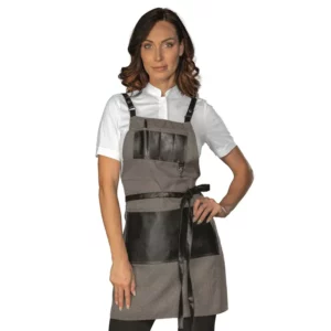 Delantal con peto Isacco Bristol Short 088921S, Smoke/Ecopiel negro, vista frontal con modelo