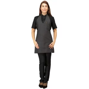 Delantal con peto Isacco Bistrò 090141, color Black jeans, segunda vista frontal con modelo