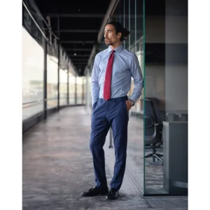 Camisa hombre J. HARVEST & FROST YB50 TWILL REGULAR 2905001 / Camisa hombre J. HARVEST & FROST YB50 TWILL SLIM 2905002 / Pantalón hombre J. HARVEST & FROST CLASSIC TROUSER 2966121, con modelo en exterior