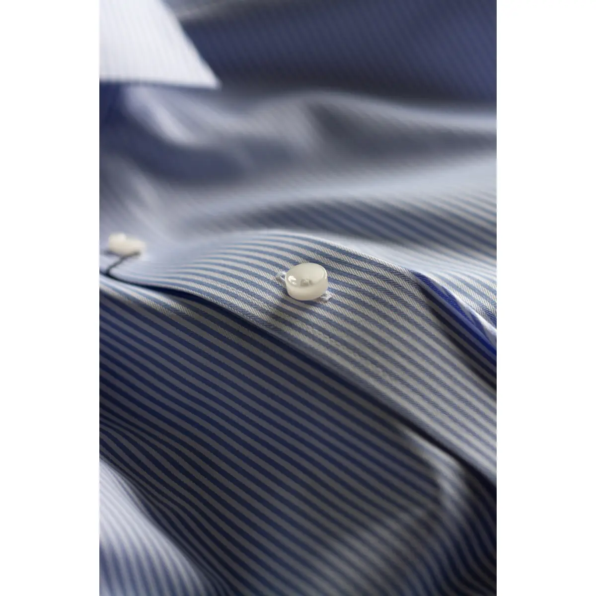 Camisa hombre J. HARVEST & FROST YB50 TWILL SLIM 2905002 20 Camisa hombre J. HARVEST & FROST YB50 TWILL REGULAR 2905001, Sky blue/Rayas, detalle del puño y botón