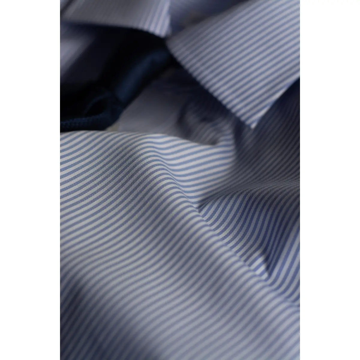 Camisa hombre J. HARVEST & FROST YB50 TWILL SLIM 2905002 19 Camisa hombre J. HARVEST & FROST YB50 TWILL REGULAR 2905001, Sky blue/Rayas, detalle del cuello