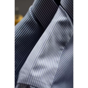 Camisa hombre J. HARVEST & FROST YB50 TWILL REGULAR 2905001, Sky blue/Rayas, detalle de la manga y puño