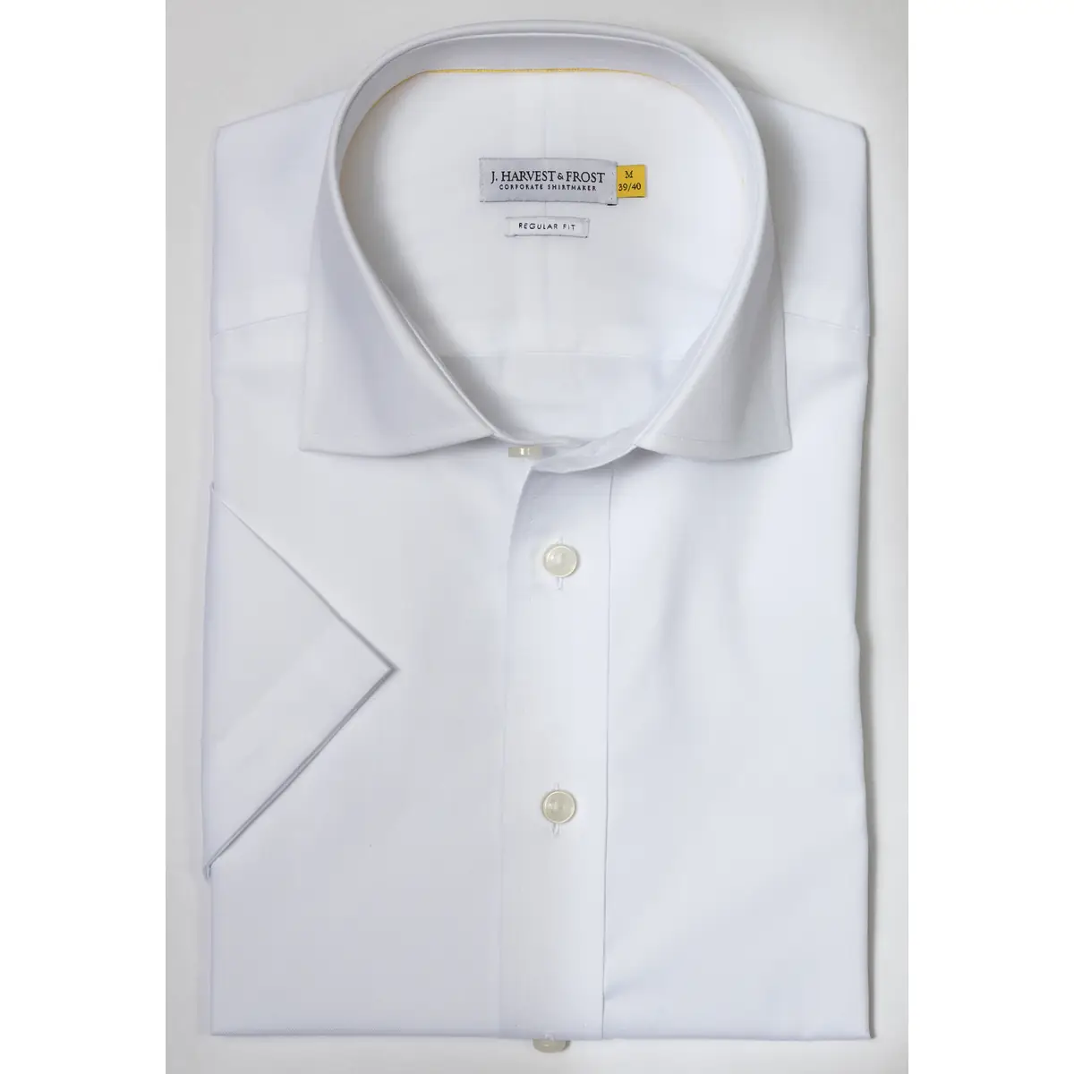 Camisa J. HARVEST & FROST YB50 TWILL S/S REGULAR 2905011 3 Camisa J. HARVEST & FROST YB50 TWILL S/S REGULAR 2905011, detalle del cuello y presentación plegada