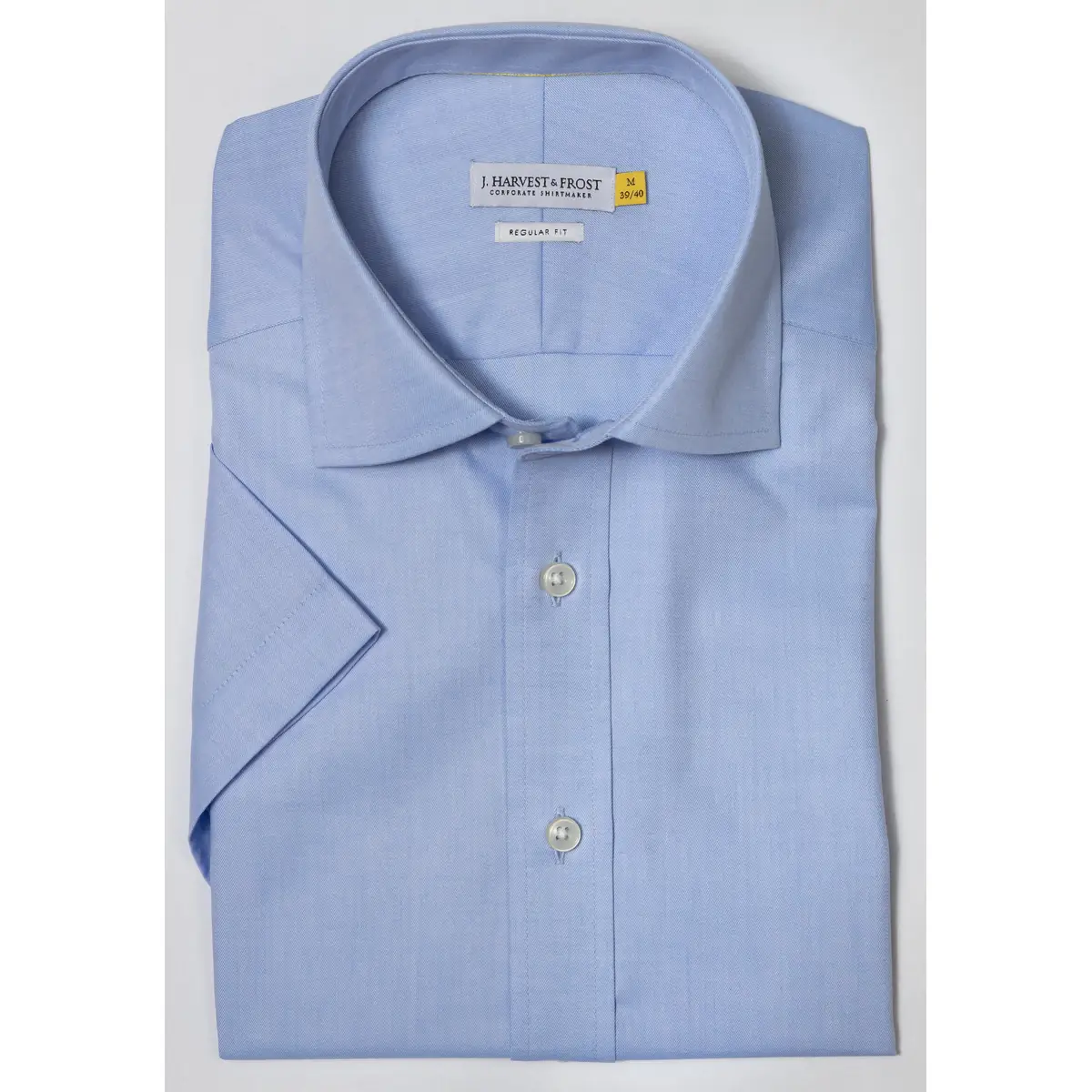 Camisa J. HARVEST & FROST YB50 TWILL S/S REGULAR 2905011 9 Camisa J. HARVEST & FROST YB50 TWILL S/S REGULAR 2905011, presentación plegada y detalle del cuello