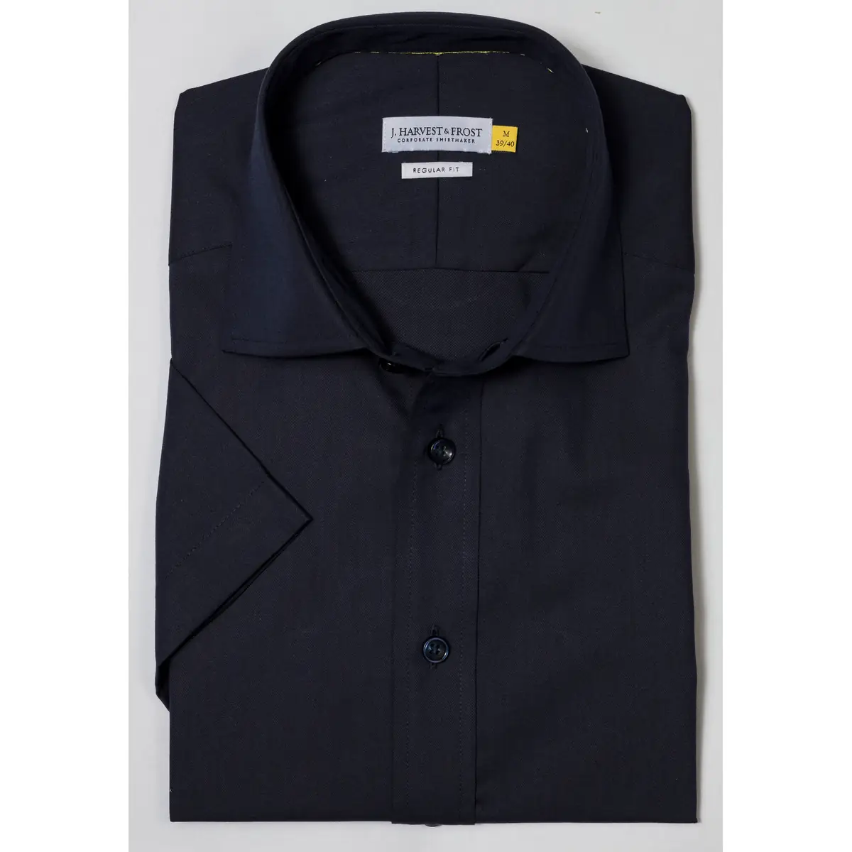 Camisa J. HARVEST & FROST YB50 TWILL S/S REGULAR 2905011 15 Camisa J. HARVEST & FROST YB50 TWILL S/S REGULAR 2905011, presentación plegada y detalle del cuello