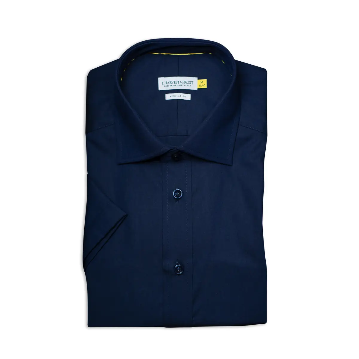 Camisa J. HARVEST & FROST YB50 TWILL S/S REGULAR 2905011 19 Camisa J. HARVEST & FROST YB50 TWILL S/S REGULAR 2905011, presentación plegada y detalle del cuello