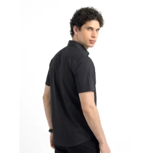 Camisa J. HARVEST & FROST YB50 TWILL S/S REGULAR 2905011, Negro, vista posterior con modelo
