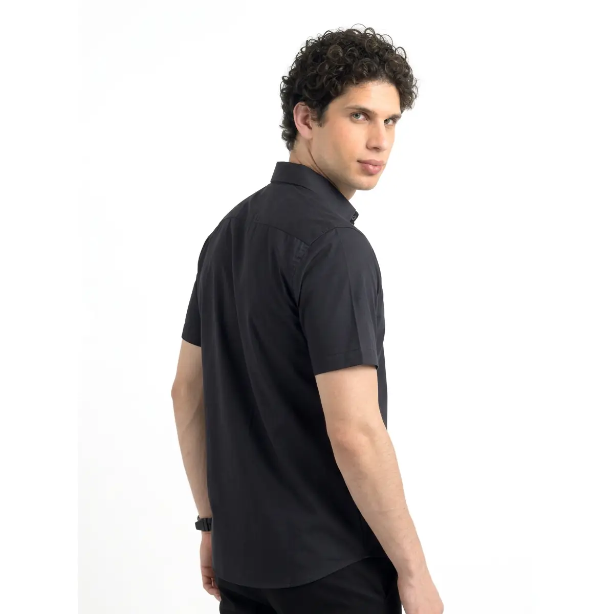 Camisa J. HARVEST & FROST YB50 TWILL S/S REGULAR 2905011 1 Camisa J. HARVEST & FROST YB50 TWILL S/S REGULAR 2905011, Negro, vista posterior con modelo