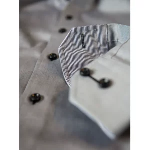Camisa hombre J. HARVEST & FROST YB51 TWILL REGULAR 2905101, detalle del cuello y los botones