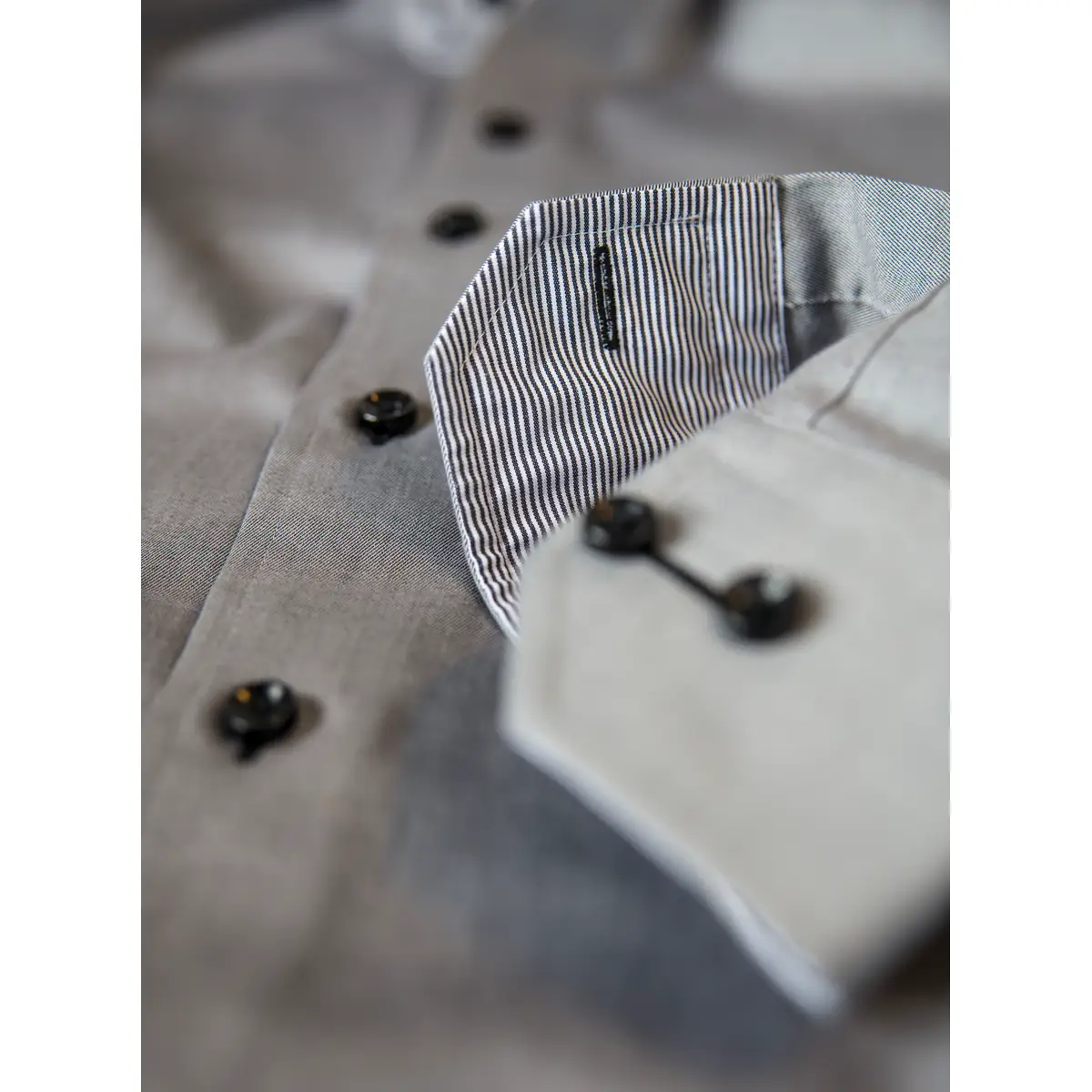 Camisa hombre J. HARVEST & FROST YB51 TWILL REGULAR 2905101 18 Camisa hombre J. HARVEST & FROST YB51 TWILL REGULAR 2905101, detalle del cuello y los botones