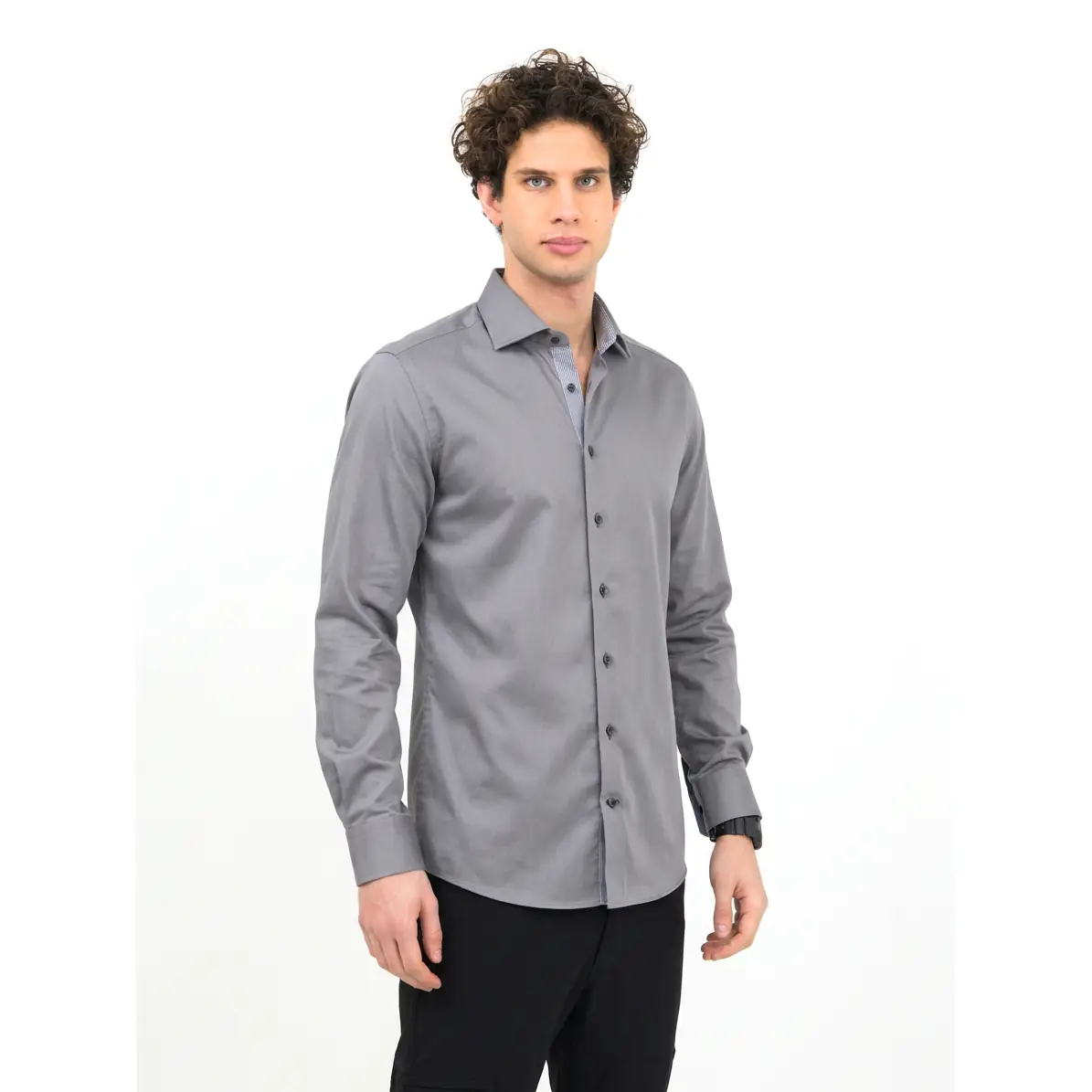 Camisa hombre J. HARVEST & FROST YB51 TWILL SLIM 2905102 2 Camisa hombre J. HARVEST & FROST YB51 TWILL SLIM 2905102, Gris/Negro, con modelo, vista frontal de tres cuartos