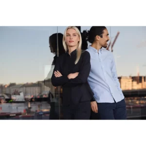 Camisa hombre J. HARVEST & FROST YB54 OXFORD REGULAR 2905401 / Camisa hombre J. HARVEST & FROST YB54 OXFORD SLIM 2905402 / Camisa mujer J. HARVEST & FROST YB54 OXFORD WOMAN 2905403, con modelos en exterior
