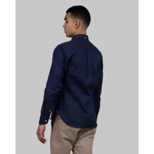 Camisa hombre J. HARVEST & FROST YB54 OXFORD SLIM 2905402, vista posterior de tres cuartos con modelo