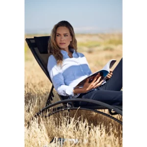 Camisa mujer J. HARVEST & FROST YB54 OXFORD WOMAN 2905403, con modelo, vista del conjunto sentado