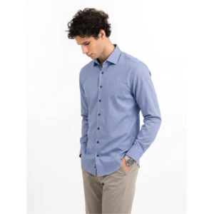 Camisas J. HARVEST & FROST YB55 JACQUARD REGULAR 2905501 y SLIM 2905502, Mid blue, vista frontal con modelo