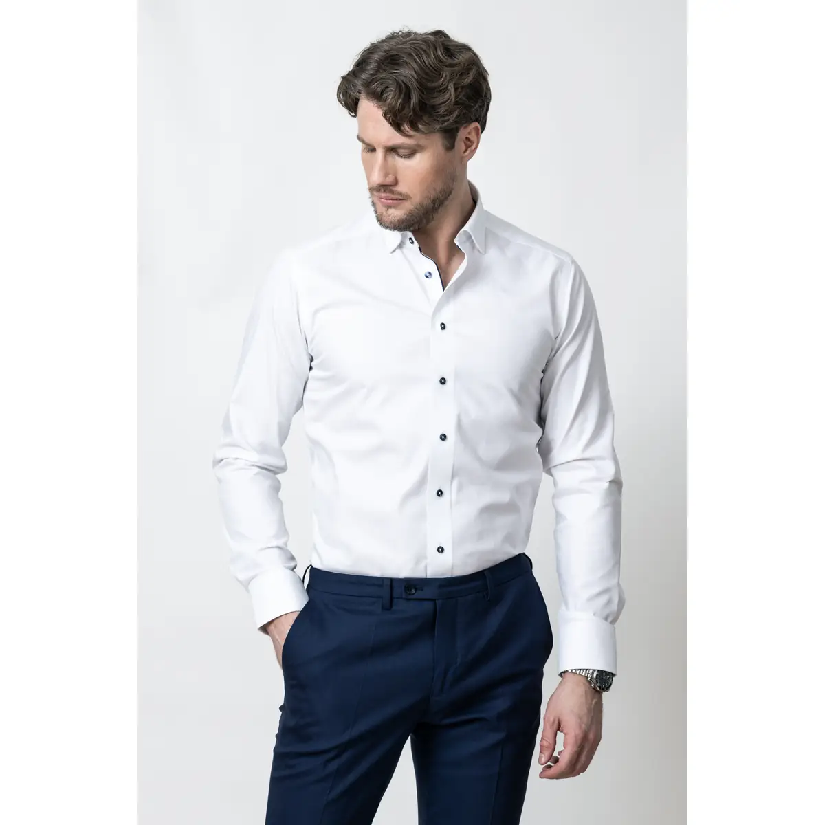 Camisa hombre J. HARVEST & FROST YB56 TWILL REGULAR 2905601 1 Camisa hombre J. HARVEST & FROST YB56 TWILL REGULAR 2905601, Blanco / marino, vista frontal con modelo