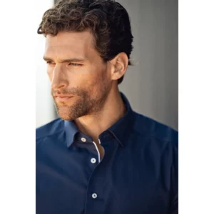 Camisa hombre J. HARVEST & FROST YB56 TWILL SLIM 2905602, detalle frontal con modelo