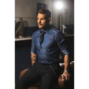 Camisa hombre J. HARVEST & FROST RB120 TWILL SLIM 2912002, Indigo, con modelo en interior