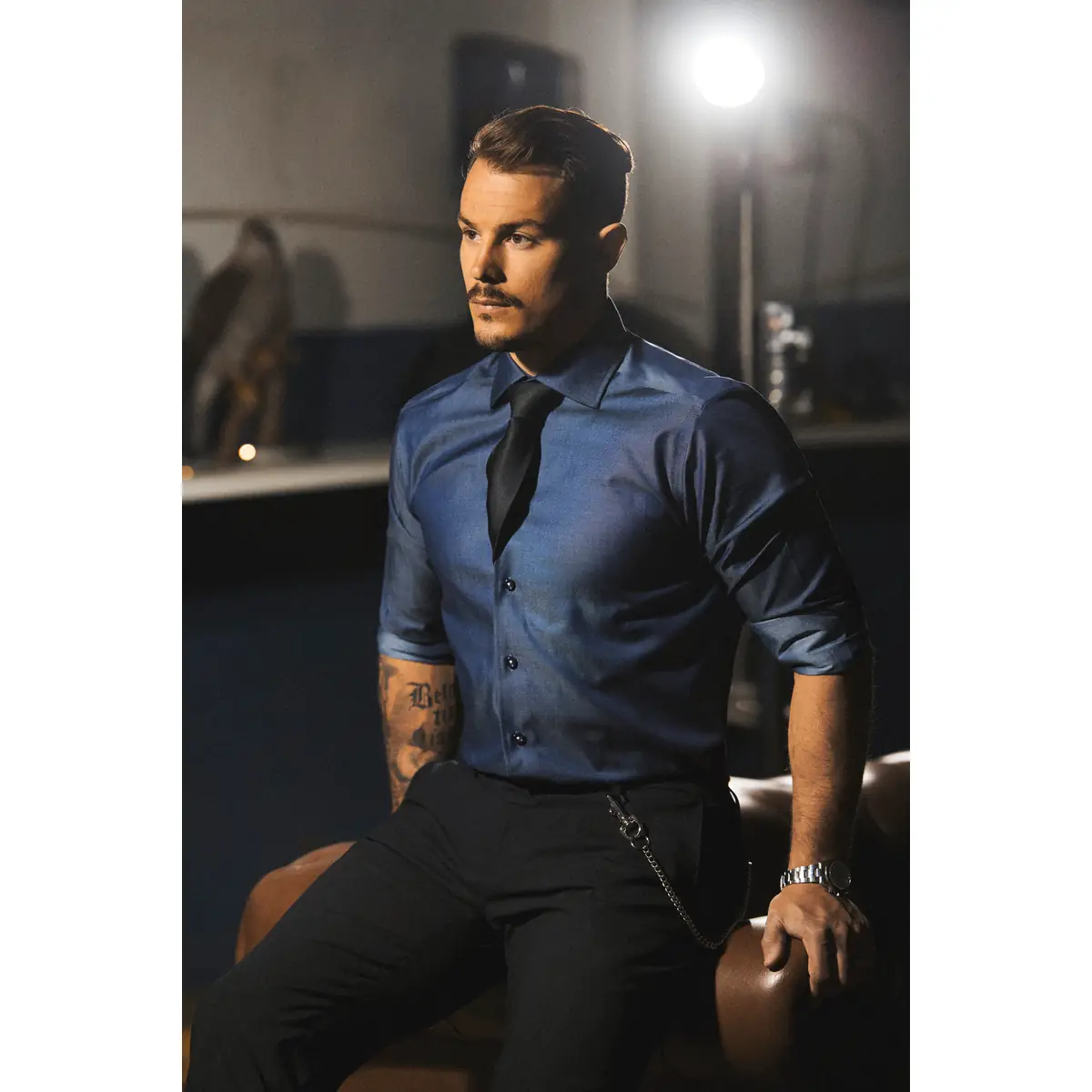 Camisa hombre J. HARVEST & FROST RB120 TWILL SLIM 2912002 1 Camisa hombre J. HARVEST & FROST RB120 TWILL SLIM 2912002, Indigo, con modelo en interior
