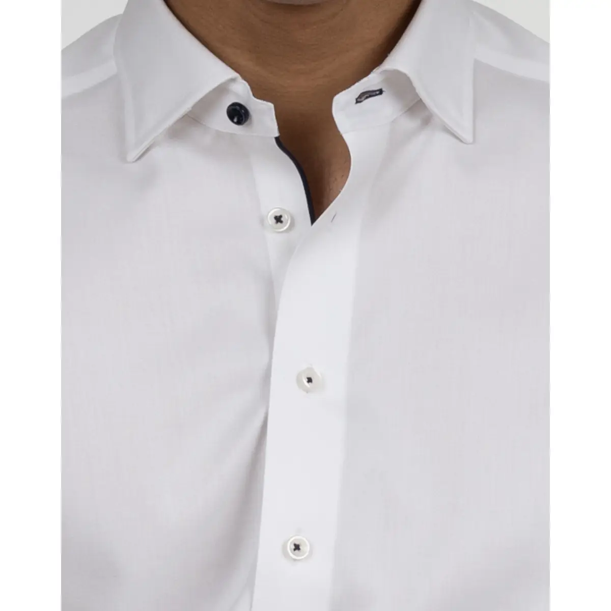 Camisa hombre J. HARVEST & FROST RB122 TWILL REGULAR 2912201 23 Camisa hombre J. HARVEST & FROST RB122 TWILL REGULAR 2912201, Blanco, con modelo, detalle del cuello y la tapeta