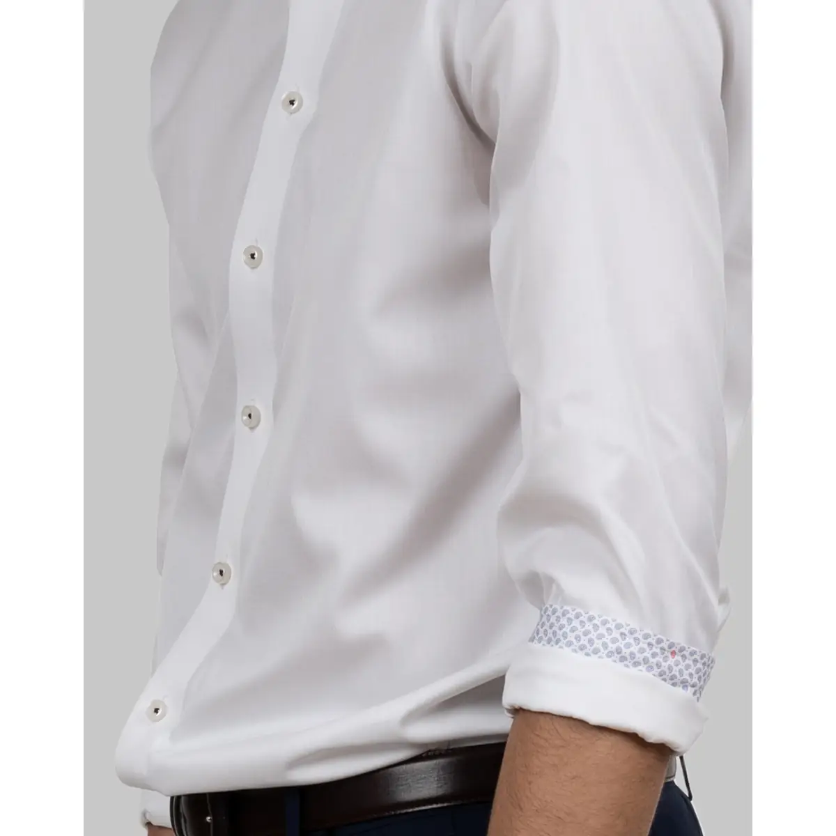 Camisa hombre J. HARVEST & FROST RB122 TWILL REGULAR 2912201 22 Camisa hombre J. HARVEST & FROST RB122 TWILL REGULAR 2912201, Blanco, con modelo, detalle del puño y la manga