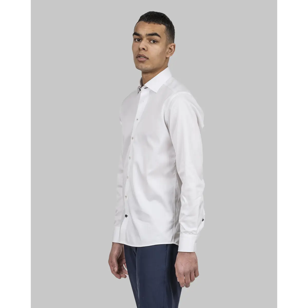Camisa hombre J. HARVEST & FROST RB122 TWILL REGULAR 2912201 1 Camisa hombre J. HARVEST & FROST RB122 TWILL REGULAR 2912201, Blanco, vista lateral con modelo