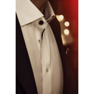 Camisa hombre J. HARVEST & FROST RB122 TWILL REGULAR 2912201 / Camisa hombre J. HARVEST & FROST RB122 TWILL SLIM 2912202, con modelo, detalle del cuello y la tapeta