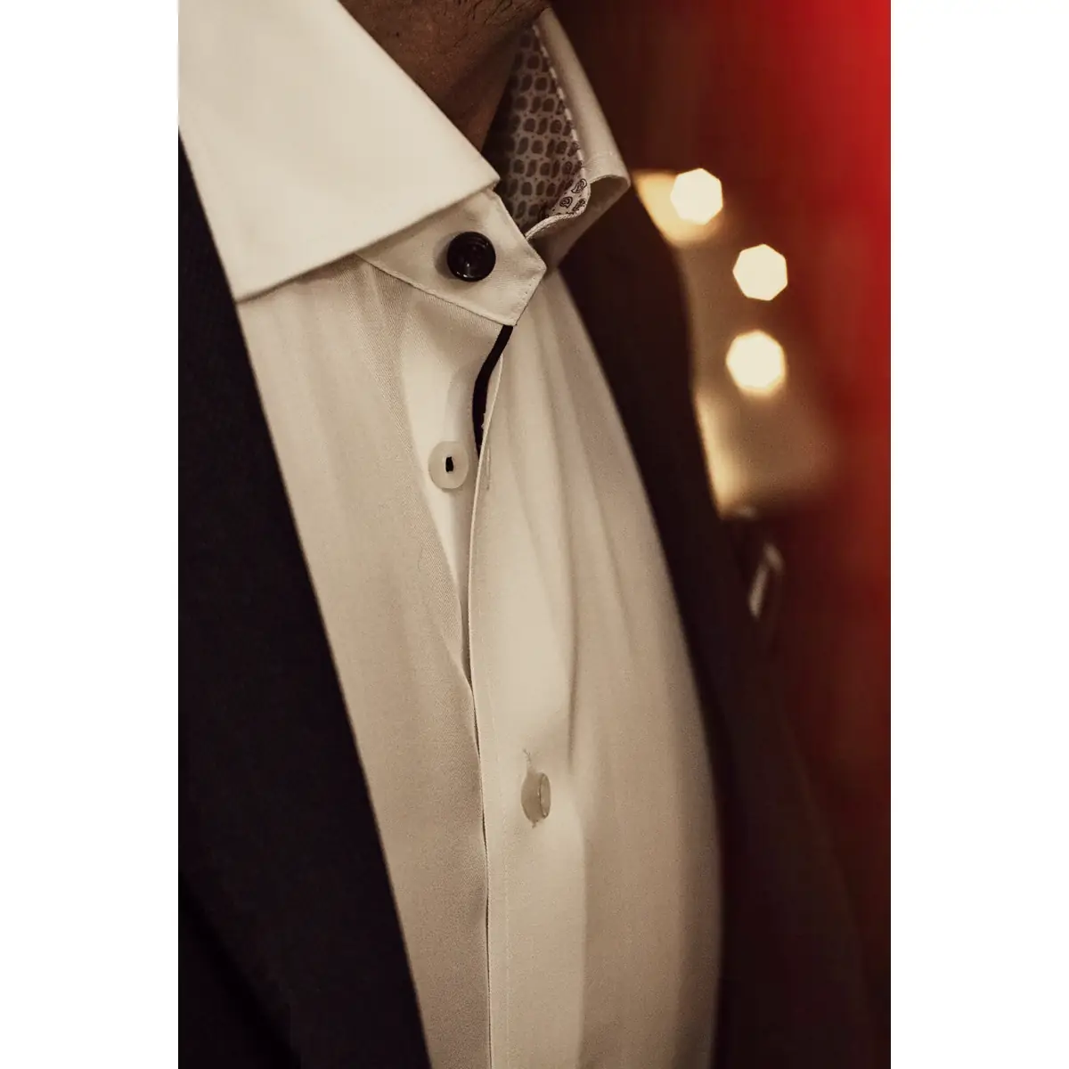Camisa hombre J. HARVEST & FROST RB122 TWILL REGULAR 2912201 24 Camisa hombre J. HARVEST & FROST RB122 TWILL REGULAR 2912201 / Camisa hombre J. HARVEST & FROST RB122 TWILL SLIM 2912202, con modelo, detalle del cuello y la tapeta