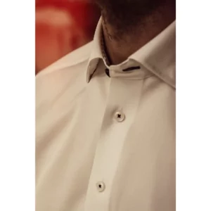 Camisa hombre J. HARVEST & FROST RB122 TWILL REGULAR 2912201 / Camisa hombre J. HARVEST & FROST RB122 TWILL SLIM 2912202, con modelo, detalle del cuello y el pecho