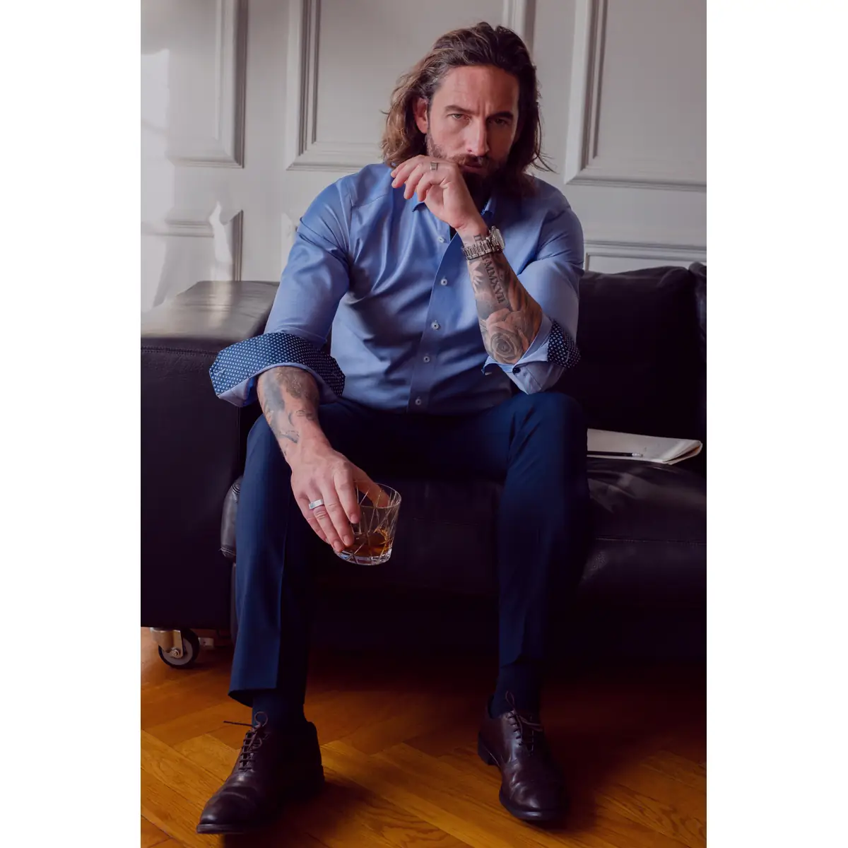 Camisa hombre J. HARVEST & FROST RB122 TWILL SLIM 2912202 24 Camisa hombre J. HARVEST & FROST RB122 TWILL SLIM 2912202, con modelo, vista frontal sentado