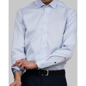 Camisa hombre J. HARVEST & FROST RB122 TWILL SLIM 2912202, Skyblue, con modelo, detalle del puño y la manga