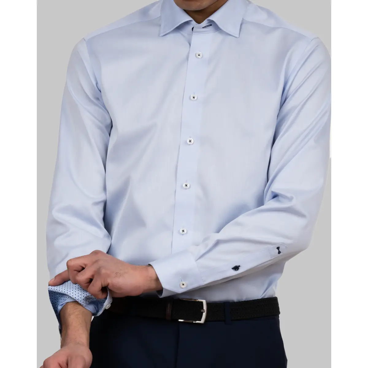Camisa hombre J. HARVEST & FROST RB122 TWILL SLIM 2912202 26 Camisa hombre J. HARVEST & FROST RB122 TWILL SLIM 2912202, Skyblue, con modelo, detalle del puño y la manga