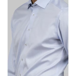 Camisa hombre J. HARVEST & FROST RB122 TWILL SLIM 2912202, Skyblue, con modelo, detalle del cuello y la tapeta