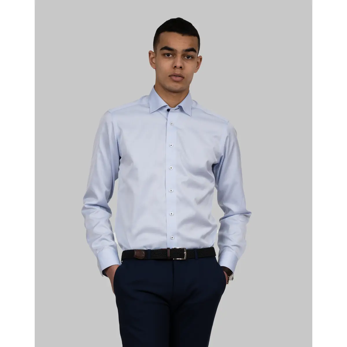 Camisa hombre J. HARVEST & FROST RB122 TWILL SLIM 2912202 28 Camisa hombre J. HARVEST & FROST RB122 TWILL SLIM 2912202, Skyblue, con modelo, vista frontal