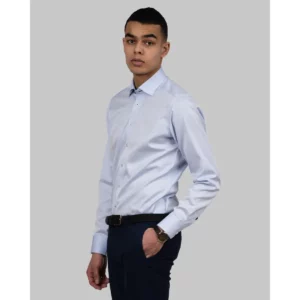 Camisa hombre J. HARVEST & FROST RB122 TWILL SLIM 2912202, Skyblue, con modelo, vista frontal de tres cuartos