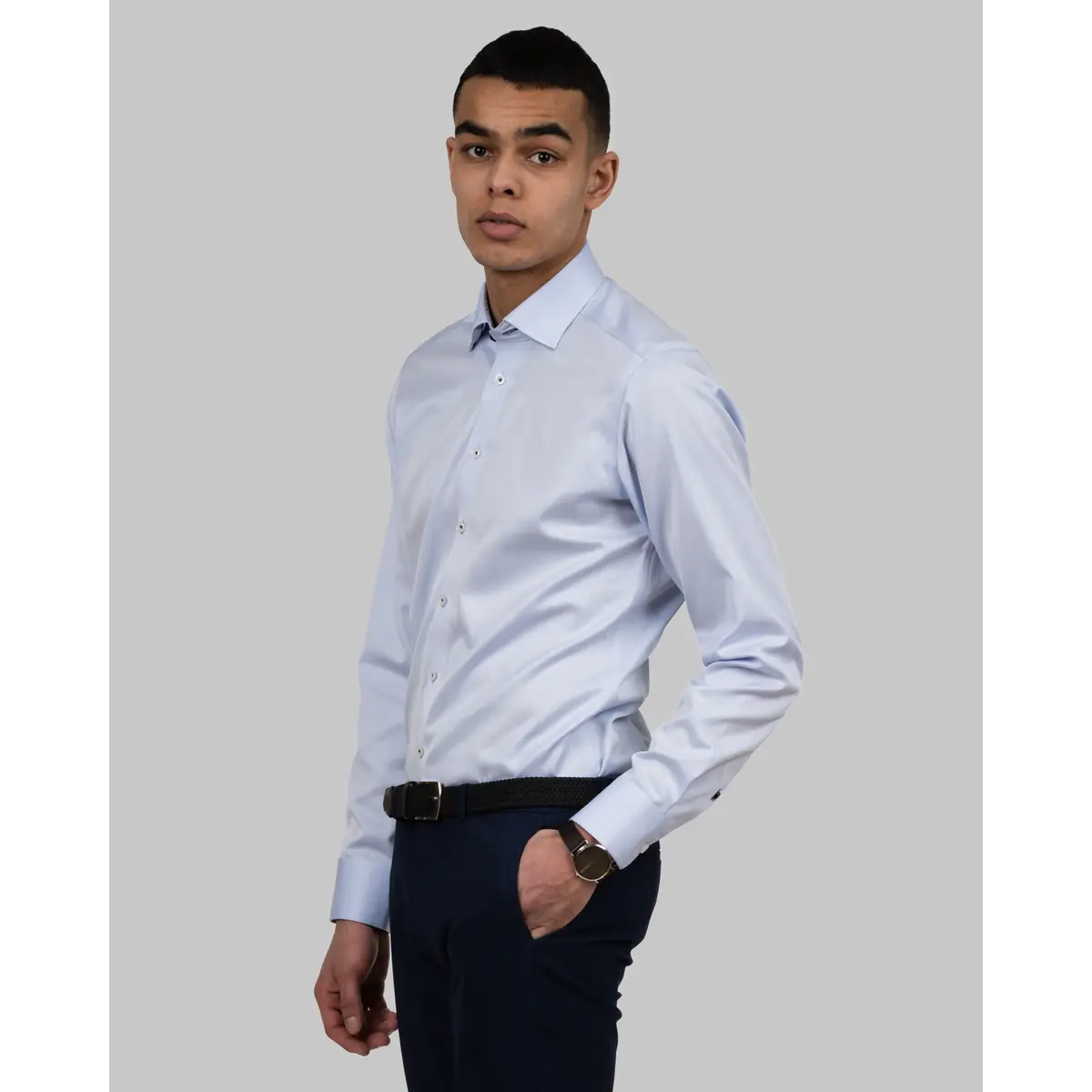 Camisa hombre J. HARVEST & FROST RB122 TWILL SLIM 2912202 29 Camisa hombre J. HARVEST & FROST RB122 TWILL SLIM 2912202, Skyblue, con modelo, vista frontal de tres cuartos